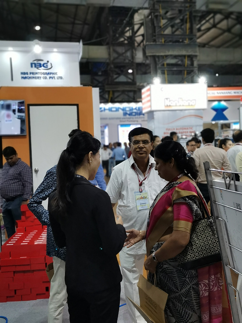 鴻銘外貿(mào)員正在介紹機器 鴻銘外貿(mào)員正在介紹機器