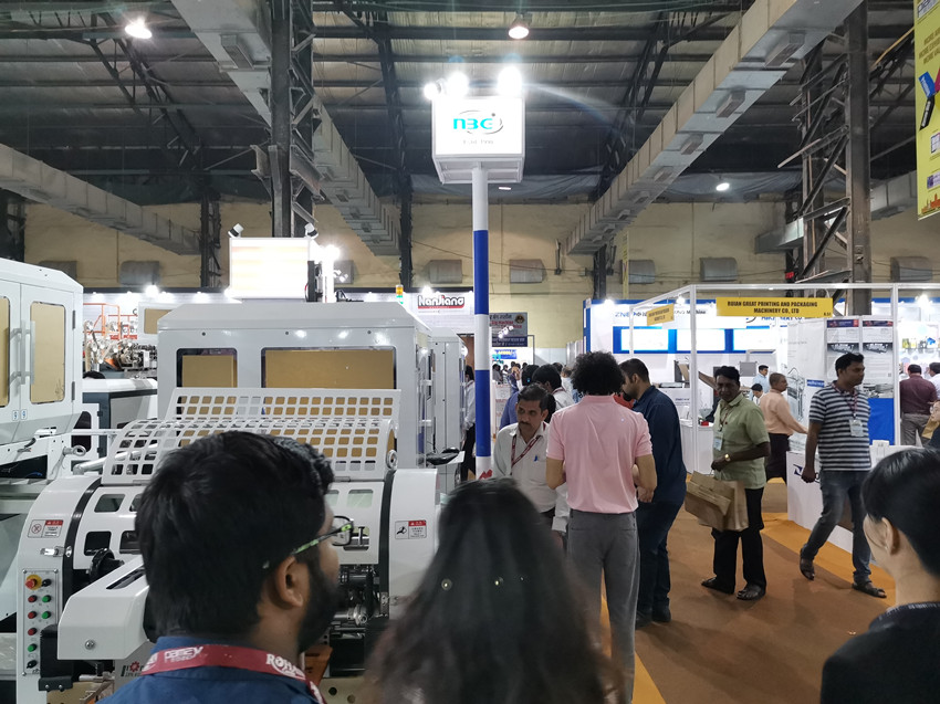 外國客戶來觀看設(shè)備 外國客戶來觀看設(shè)備