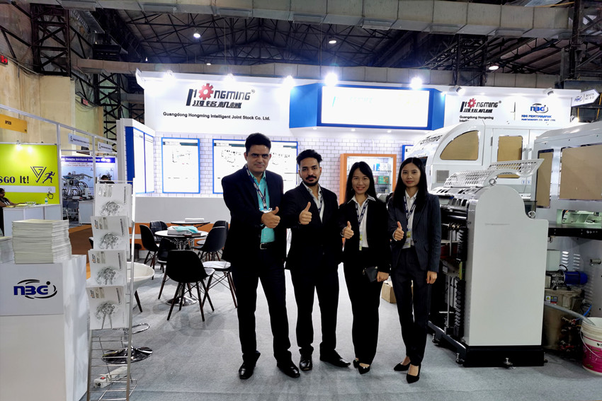 鴻銘員工大合照 鴻銘員工大合照