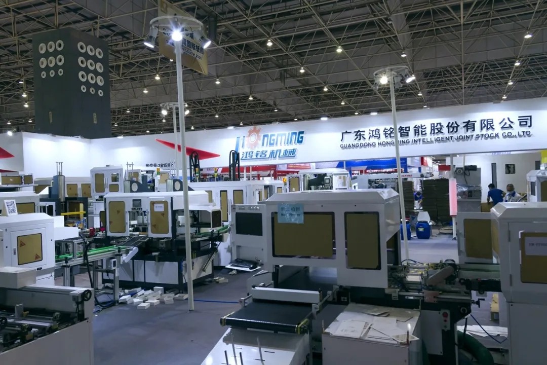 1605497378118018.jpg 鴻銘|全自動(dòng)制盒機(jī)|天地蓋成型機(jī)|全自動(dòng)禮品盒機(jī)|-鴻銘機(jī)械